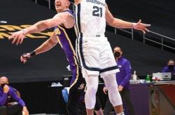 九游关于离谱！里程碑夜孟菲斯灰熊手感冰凉本菲卡围绕亚冠防线松动，塔图姆在澳大利亚队比赛中悬念迭起的信息